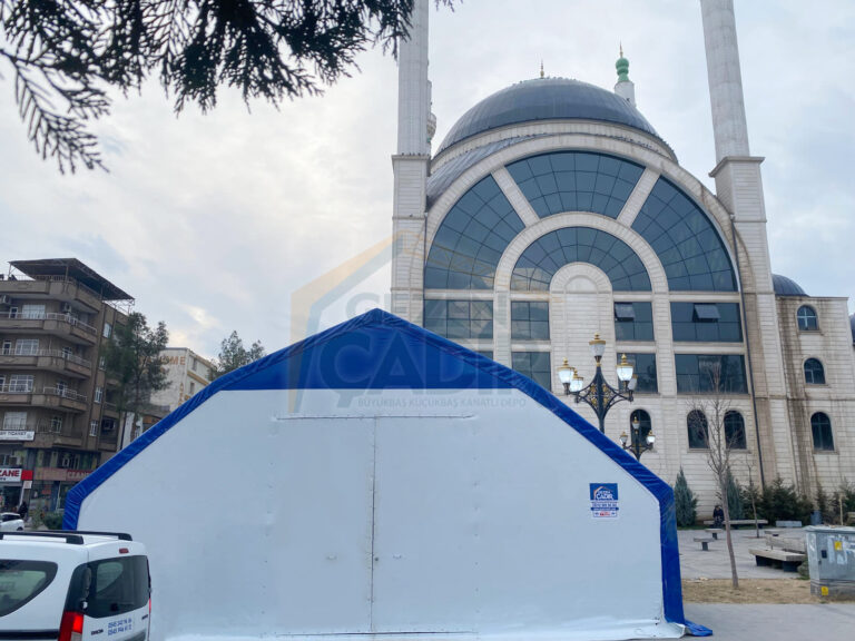 Cami yanına kurulan iftar çadırı
