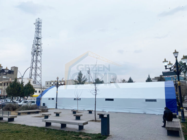 Beyaz–mavi brandalı iftar çadırı