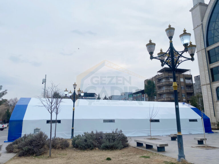 Kent meydanına kurulan iftar çadırı