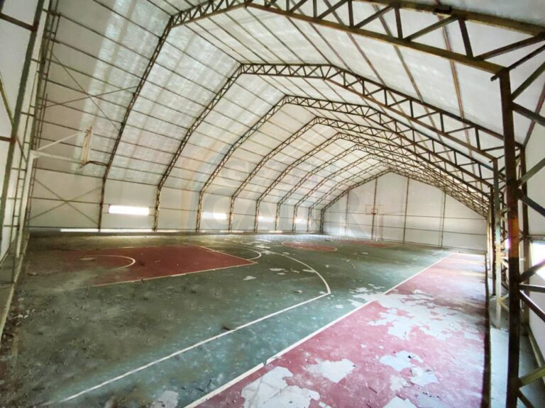 Spor salonu çadırı iç görünüm basketbol sahası